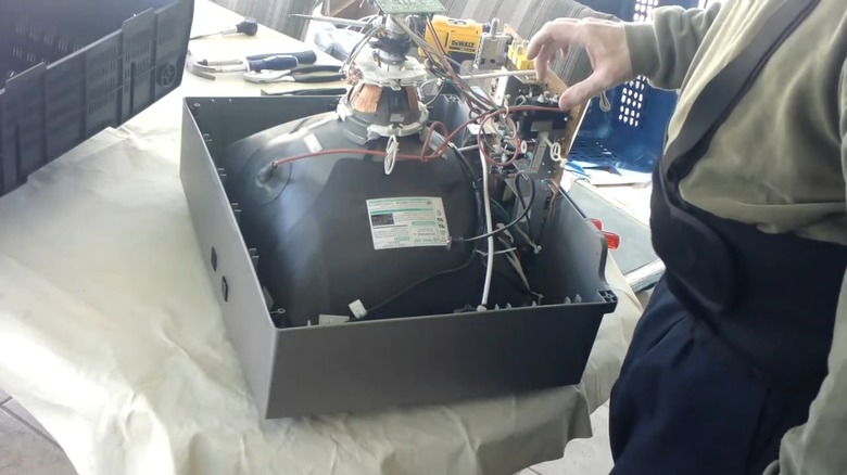 Arka montajı çıkarılmış CRT TV.