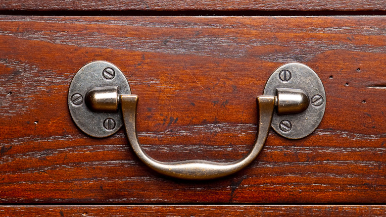 Kalaylı çekmece kulpunun yakından görünümü.