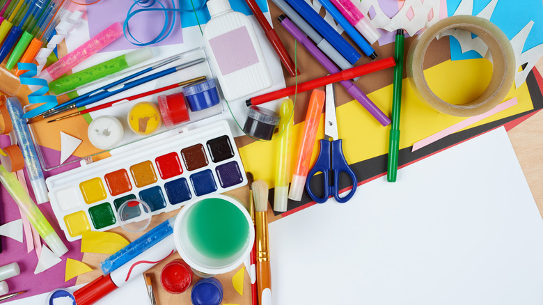 Boya ve inşaat kağıdı gibi çeşitli sanat ve el işi malzemeleri.