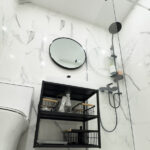 Lavabo Altında Daha İyi Banyo Depolama için Ayakkabı Rafını Yeniden Kullanın