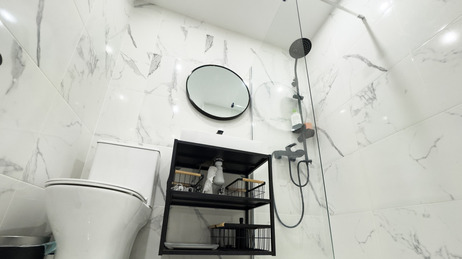 Lavabo Altında Daha İyi Banyo Depolama için Ayakkabı Rafını Yeniden Kullanın