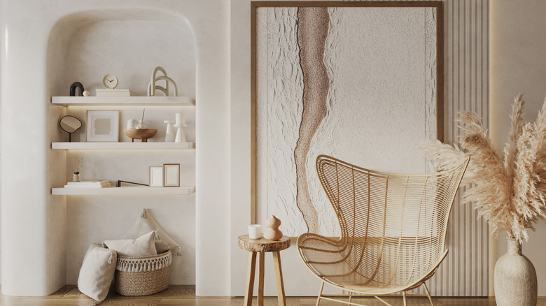 Bohem tarzı oturma odası iç kısmı, raflı kemerli gömme koy.