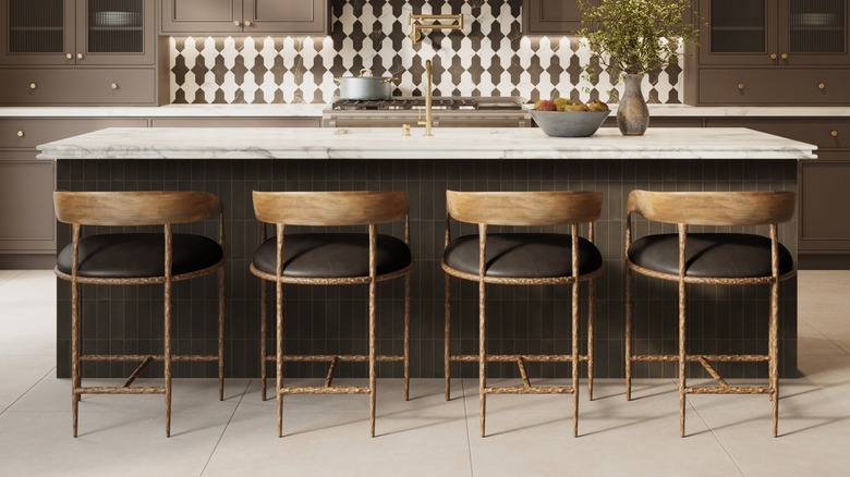 beyaz betondan ilham alan porselen yer karolarıyla modern mutfak