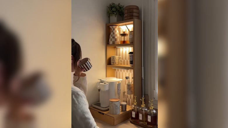 IKEA HAGAÅN açık dolabını kullanan bir DIY kahve köşesi