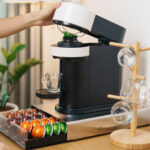 Basit Bir Yükseltme, Bu IKEA HAGAÅN Rafını Şık Bir Kahve Köşesine Dönüştürdü