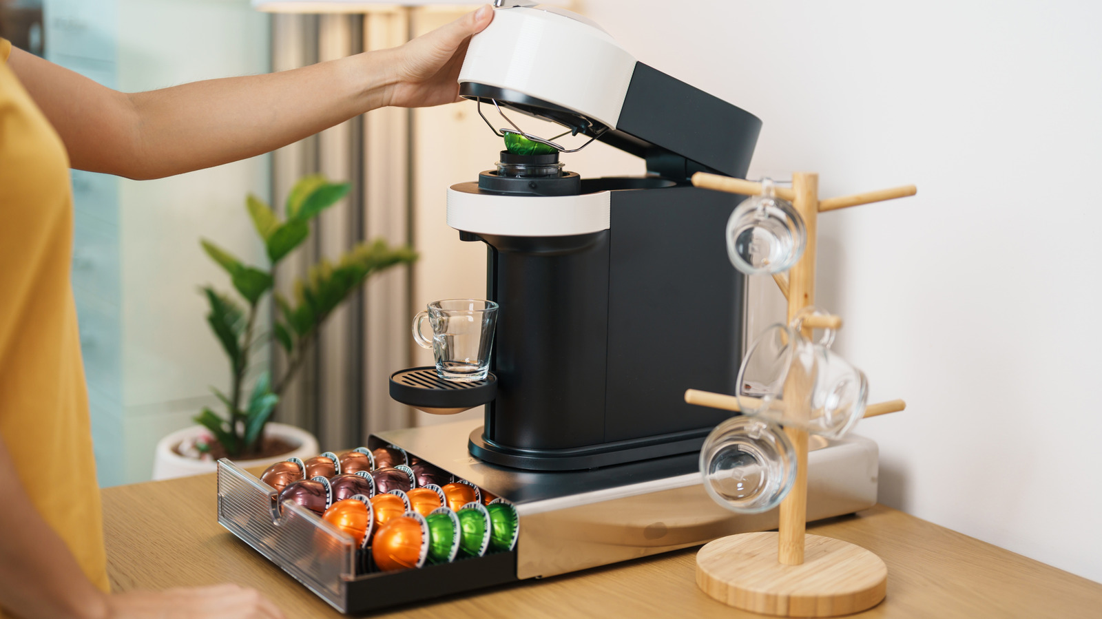 Basit Bir Yükseltme, Bu IKEA HAGAÅN Rafını Şık Bir Kahve Köşesine Dönüştürdü