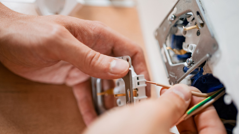 Elektrik prizine yeni kabloları elle bağlama