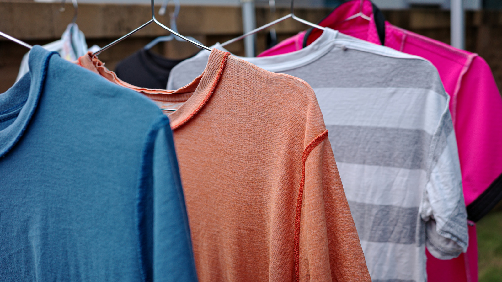 Eski Bir Tişörtü İleri Dönüşümlü Dekora Dönüştürmenin Çarpıcı Yolu