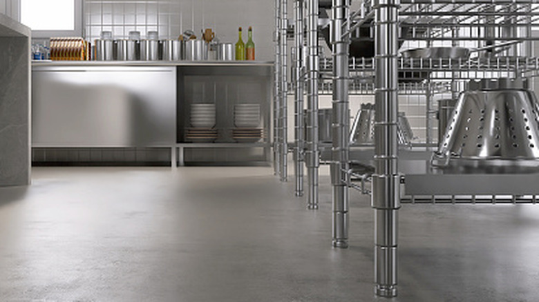 Endüstriyel tarzda bir mutfakta harika görünen beton zemin