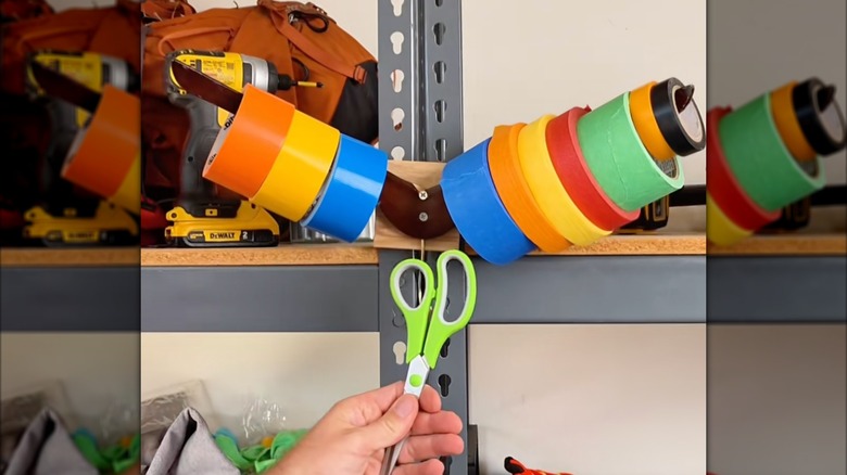 DIY askısının bant ruloları ve asma makasıyla organize edilmesinin ekran görüntüsü