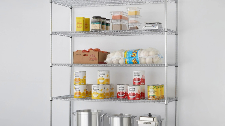 Costco'nun üzerinde yiyecek ve yemek pişirme malzemeleri bulunan beş katmanlı raf ünitesi