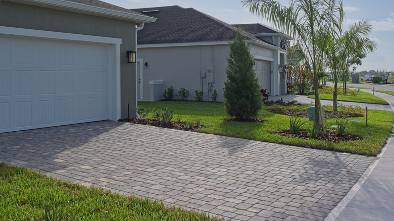 Kaldırım taşlarıyla yapılmış akıllı ve çekici bir araba yolu