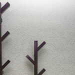 Eski Bir Portmantoyu Mükemmel Yerden Tasarruf Sağlayan Çanta Saklama Çözümüne Dönüştürün