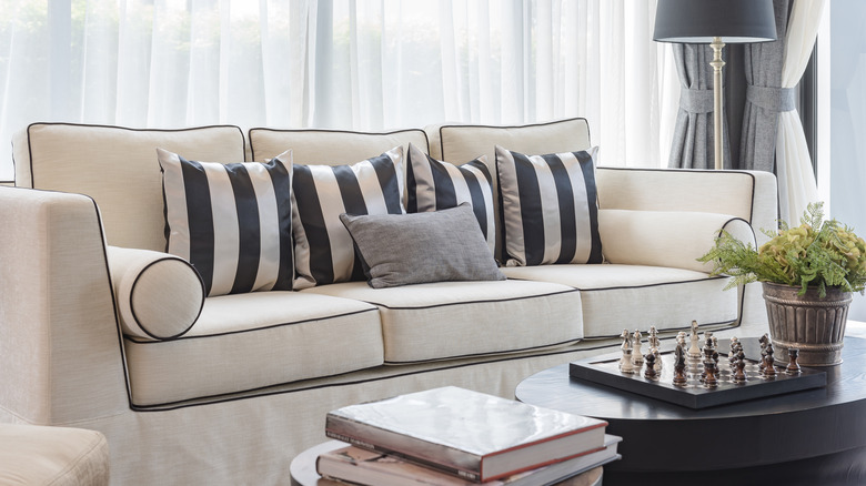 Üzerinde minderler bulunan kanepedeki kontrast şeritler