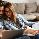 Oturma Odanızdaki Kanepenize Eşsiz Bir Görünüm Kazandıran Zarif Tasarım Seçimi