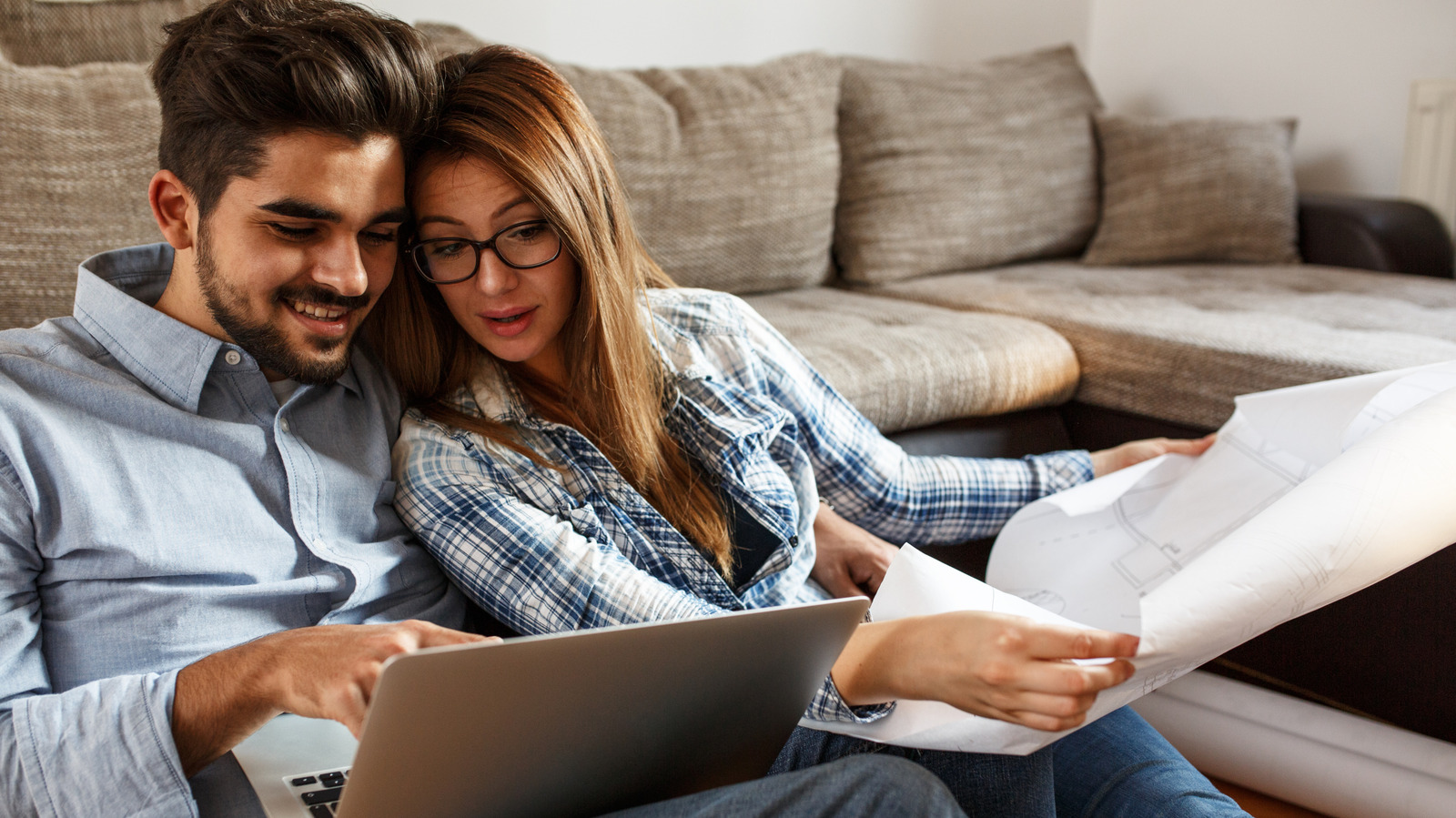 Oturma Odanızdaki Kanepenize Eşsiz Bir Görünüm Kazandıran Zarif Tasarım Seçimi