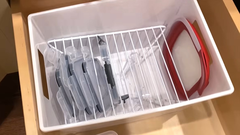 Plastik Dolar Ağacı kutusundan ve tel dolap rafından yapılmış DIY kapak düzenleyici.