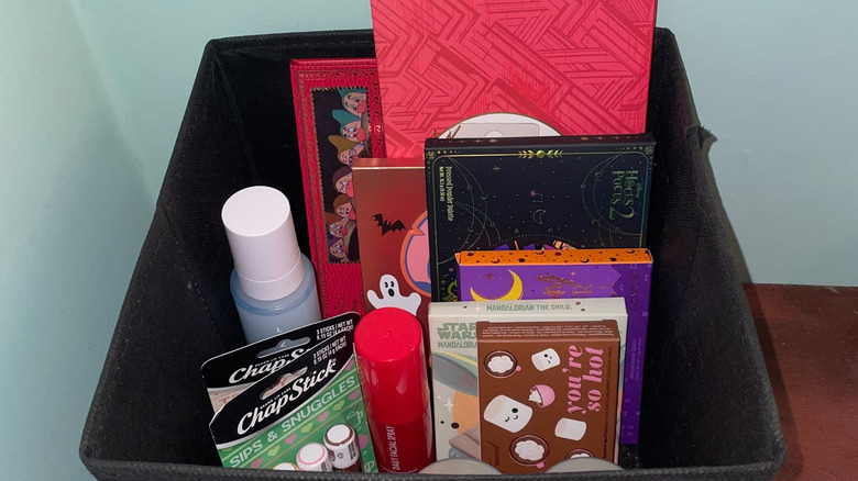 Makyaj paletleri ve diğer makyaj malzemelerinin bulunduğu kumaş kutu