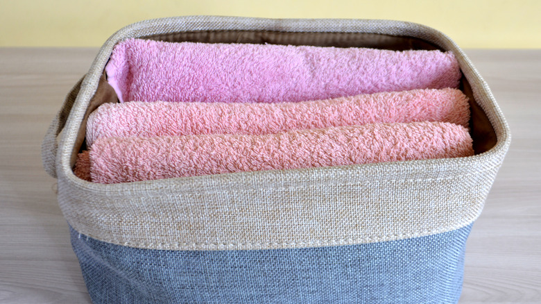 İçinde havluların katlandığı kumaş kutusu