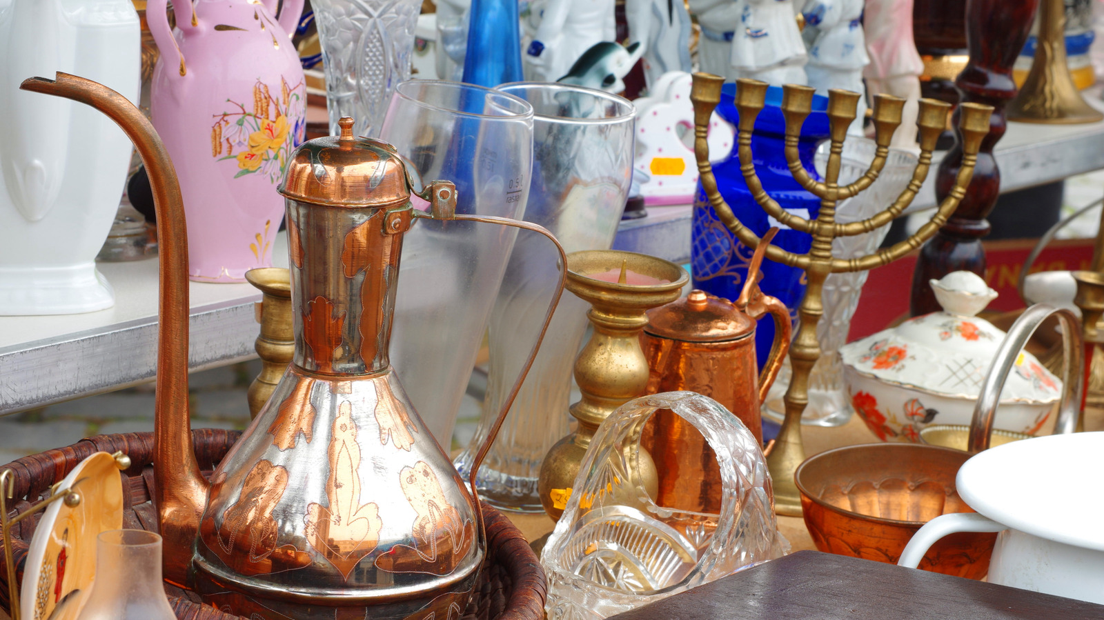 İkinci El Mağazasında Bu Değerli Pirinç Koleksiyonunu Arayın