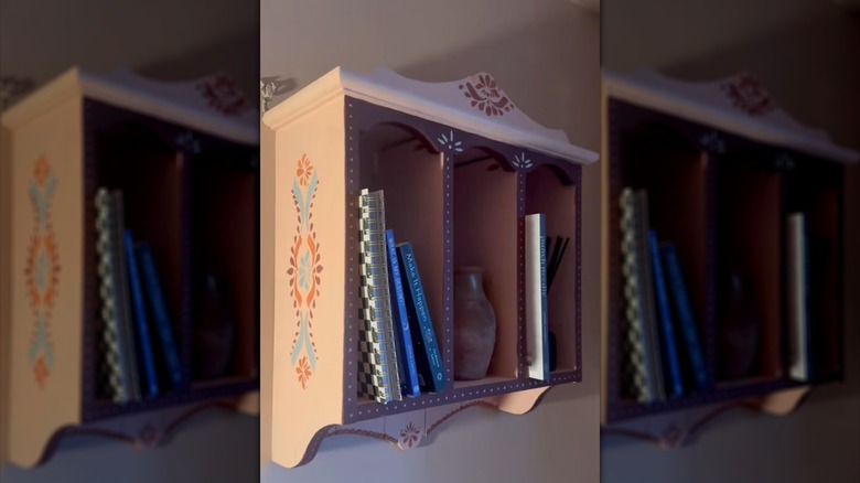 CD rafından yapılmış ileri dönüştürülmüş kitaplık