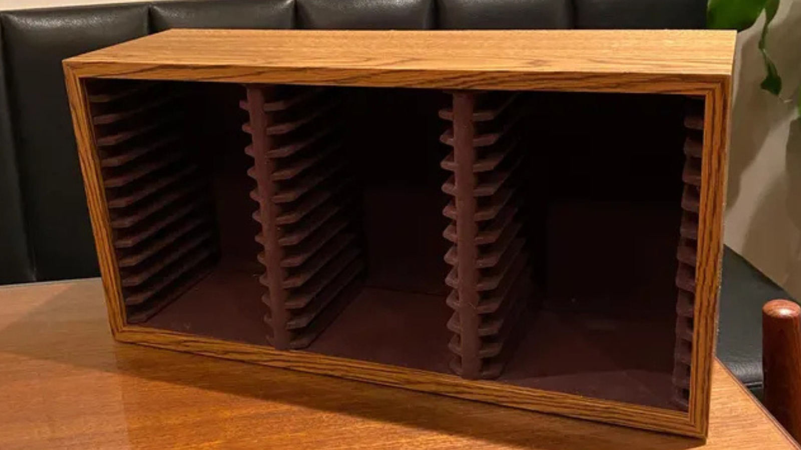 Eski Bir CD Rafını Sevimli, İleri Dönüştürülmüş Bir Kitaplığa Dönüştürün