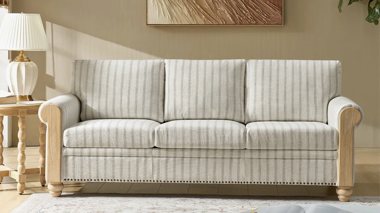 Oturma odasında Çizgili Kırmızı Namlu Stüdyo kanepe