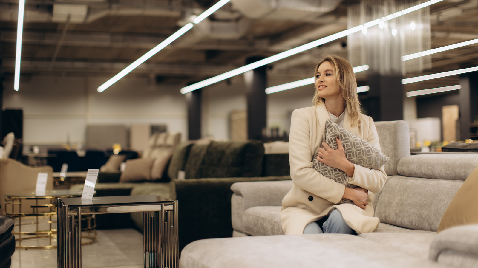Wayfair'in Kıyı Çizgili Kanepesi Size Bütçede Birch Lane Görünümü Sunuyor