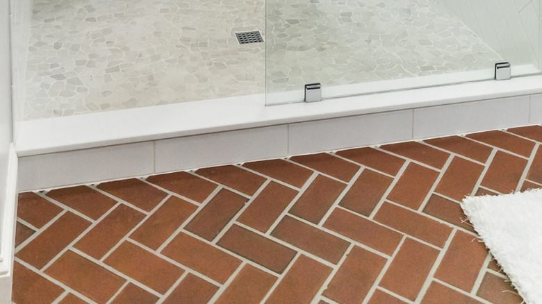 Banyo zemininde rustik kırmızı balıksırtı tuğla fayans