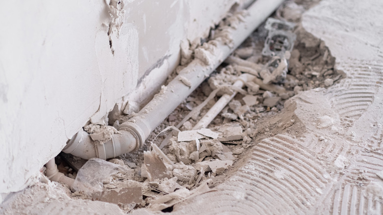 Bir evin duvarındaki borunun yanında bir çatlak.