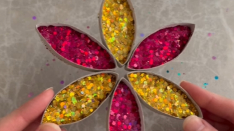 DIY ışıltılı çiçek dekoru