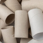 Eski Bir Tuvalet Kağıdı Tüpünü Kendin Yap Yöntemiyle Işıltılı Çiçek Dekoruna Dönüştürün