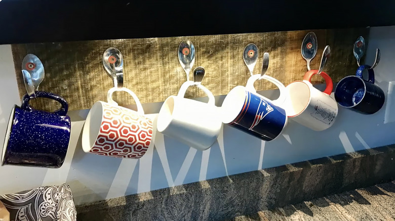 Kahve kupalarını asmak için kanca olarak kullanılan çay kaşıkları