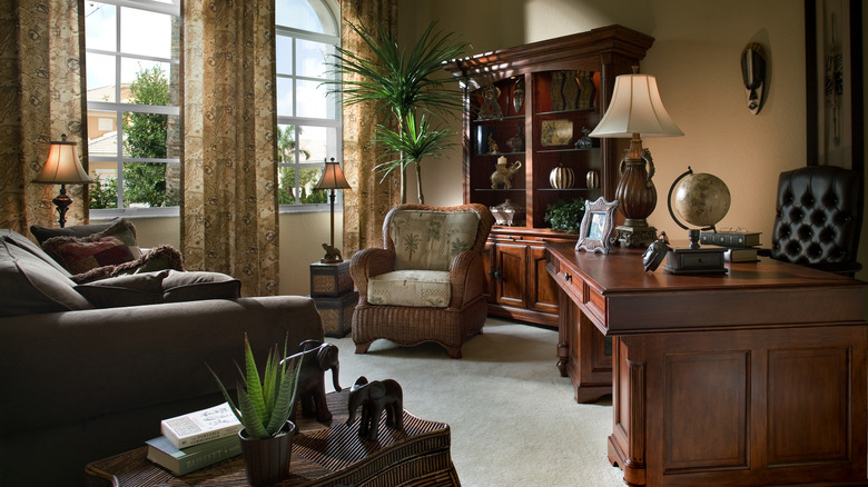 koyu ahşap geleneksel ev ofisi