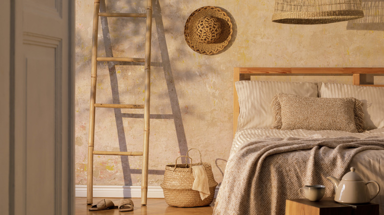 Sıcak aydınlatmalı Akdeniz tarzı yatak odası