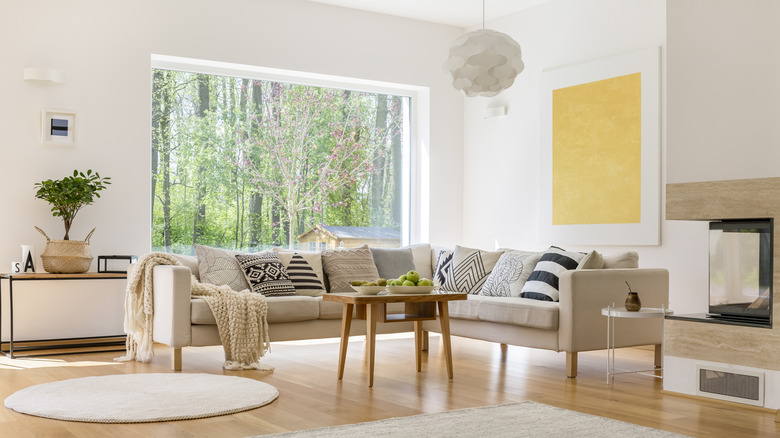 İskandinav tarzı nötr oturma odası