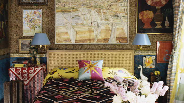 çeşitli tablolarla eklektik yatak odası