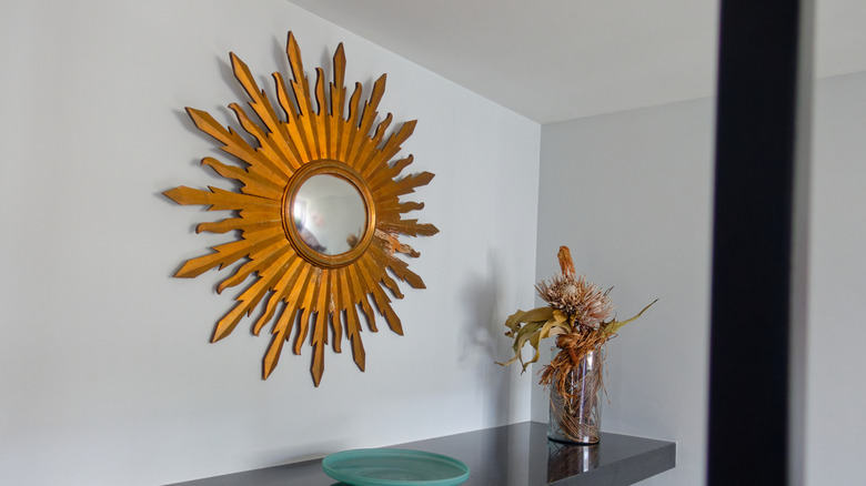 Duvarda yüzyıl ortası modern güneş ışığı aynası