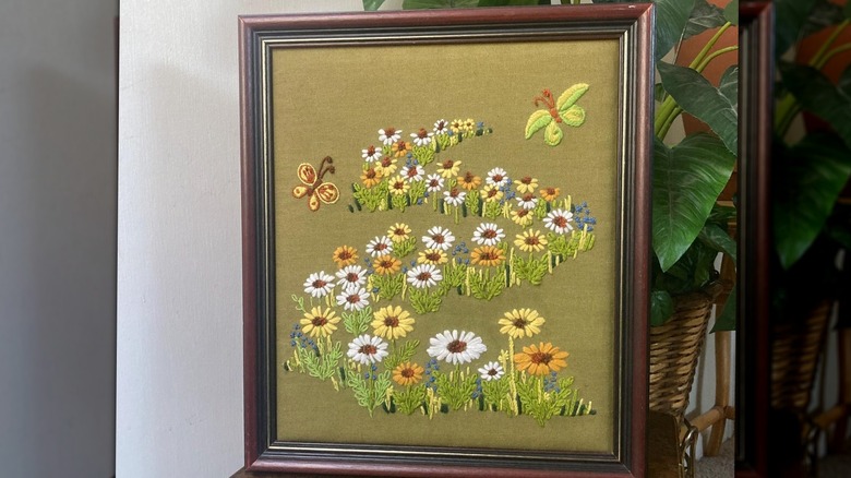 Çiçekli çerçeveli mürettebat nakışı