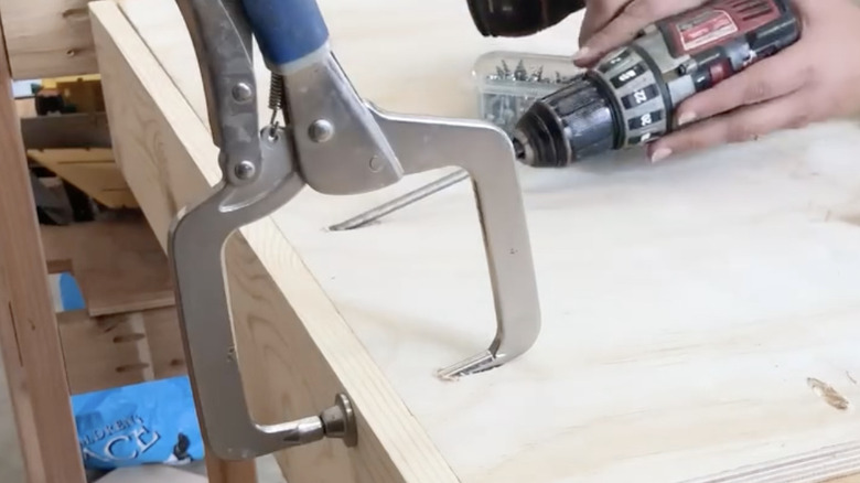 DIY tekerlekli ayakkabı organizatörünün karkasının montajı