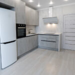 Bu Home Depot Bulvarı, Boş Duvarları Mutfağınız İçin Yerden Tasarruf Sağlayan Endüstriyel Depolamaya Dönüştürüyor