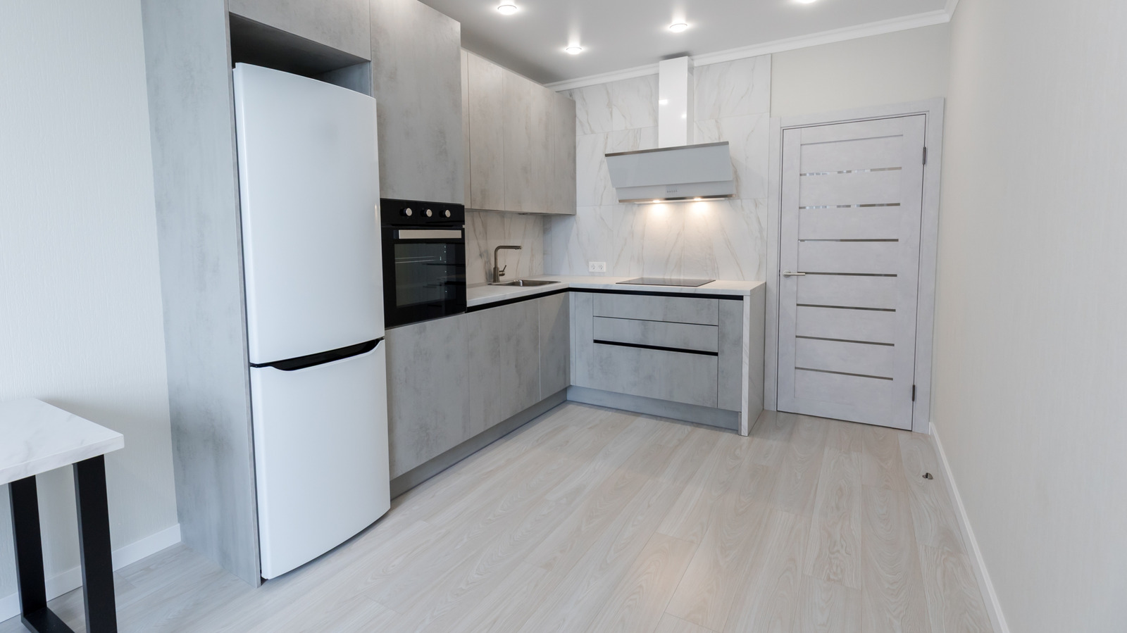 Bu Home Depot Bulvarı, Boş Duvarları Mutfağınız İçin Yerden Tasarruf Sağlayan Endüstriyel Depolamaya Dönüştürüyor