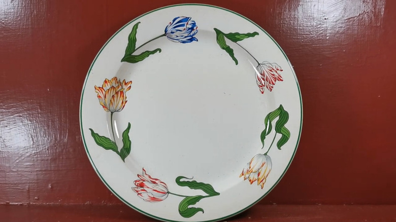 Tiffany & Co'dan yeşil çerçeveli porselen tabakta çiçek deseni