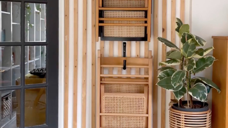 duvarda asılı iki sandalye