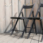 Dekor Olarak İkiye Katlanan Ekstra Oturma Alanı Eklemenin Organize Bir Yolu İçin Vintage Sandalyeleri Asın