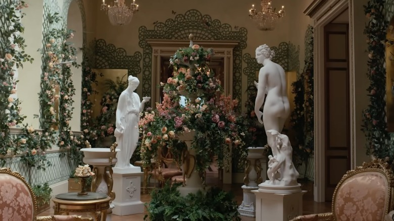 Bridgerton için Queen's World setinden kapalı konservatuardaki 3 katmanlı çiçek çeşmesi heykeli