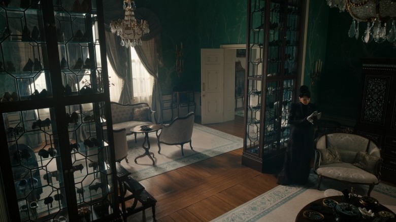 Leydi Araminta Gun, cam dolaplı büyük dolabındaki bir çift gümüş topuklu ayakkabıyı inceliyor.