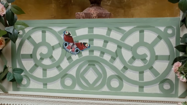 Kraliyet Sarayı Konservatuarı'ndaki duvarların alt kısmındaki kafes işi gerçekçi ve 3 boyutlu görünecek şekilde boyanmıştır