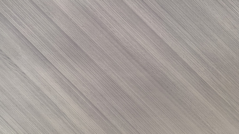 Gri çapraz ahşap zemin deseninin yakın çekimi