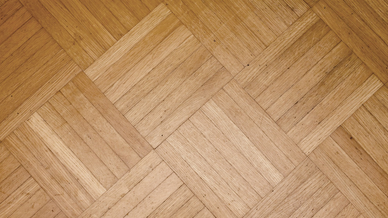 Parke mozaik tasarımlı ahşap zeminin yakın çekim fotoğrafı